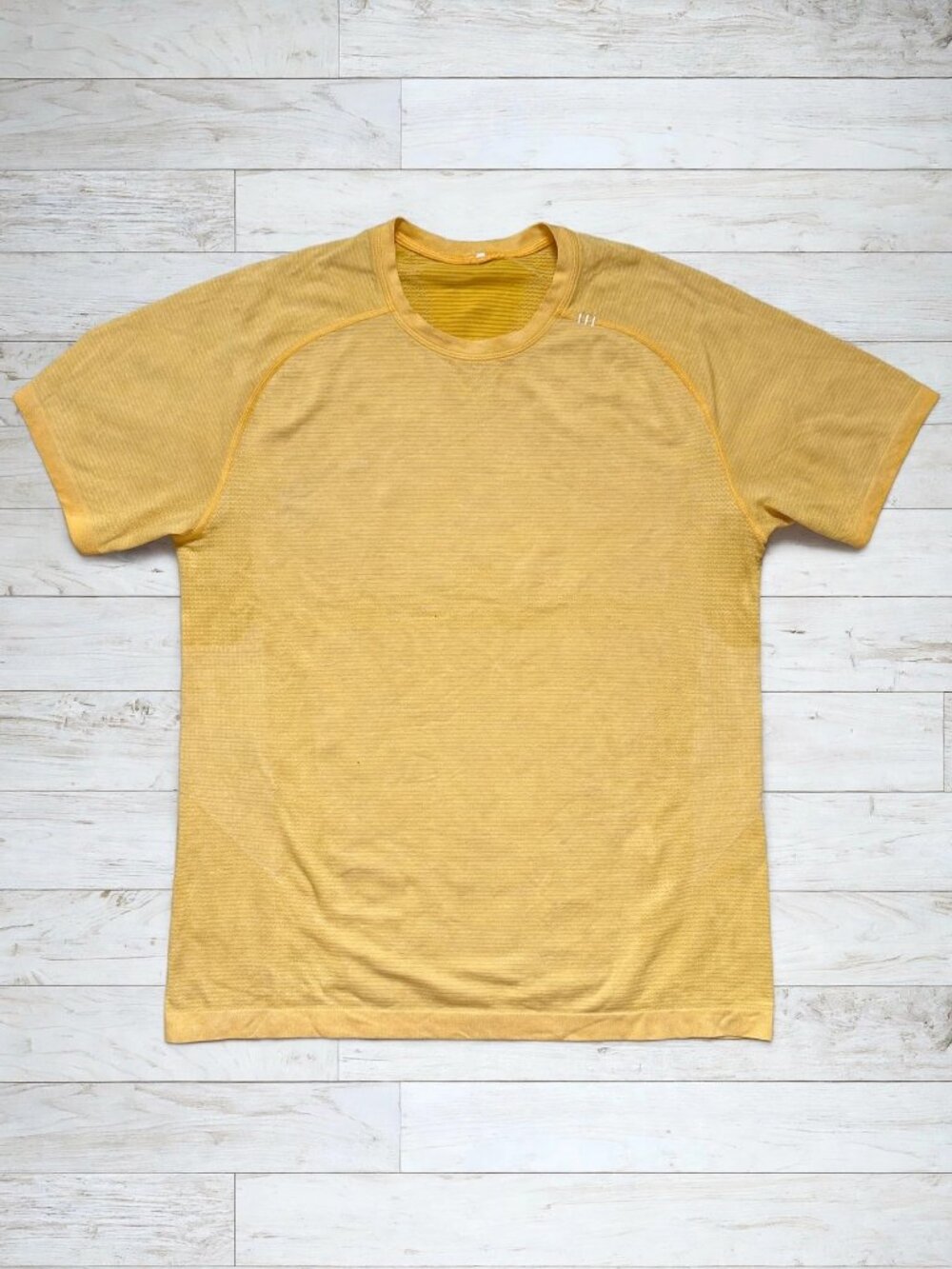 lululemon Metal Vent Tech Yellow Gold Short Sleeve Men's Large Like New